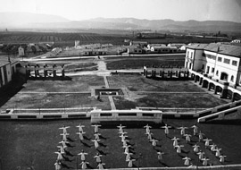 ENCASO. Puertollano. Vista del patio de las escuelas y de la plaza. 1957