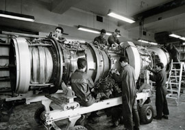 IBERIA. Revisión de motores en los talleres de Barajas. 1966